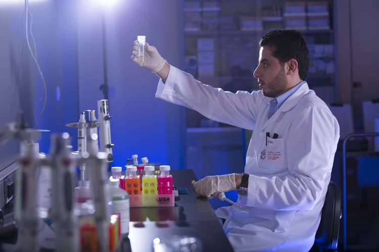 نقدم خدمات معتمدة من الوكالة العالمية لمكافحة المنشطات (WADA) تشمل الاختبارات، والتحليل الشخصي، وجواز السفر البيولوجي للرياضيين، لضمان رياضة نزيهة ونظيفة.